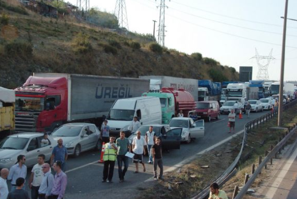 Bu kaza TEM'i saatlerce kitledi! - Resim: 3