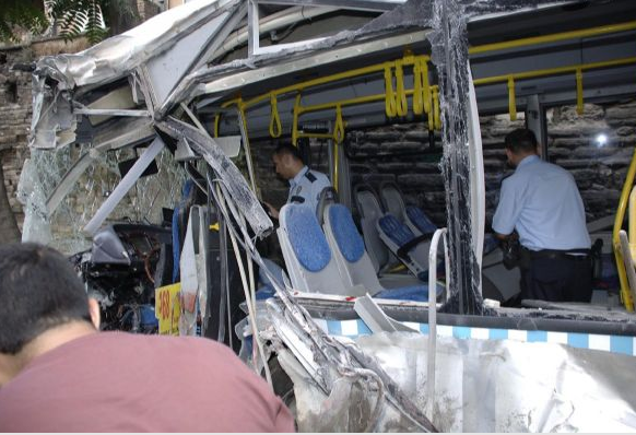 Halk otobüsü tarihi binaya çarptı - Resim: 2