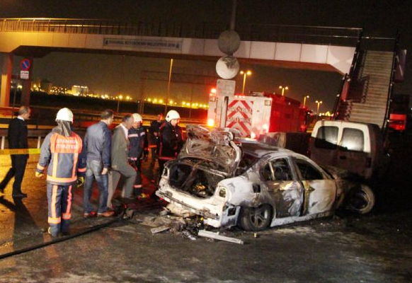 Yanan arabada feci şekilde öldü - Resim: 2