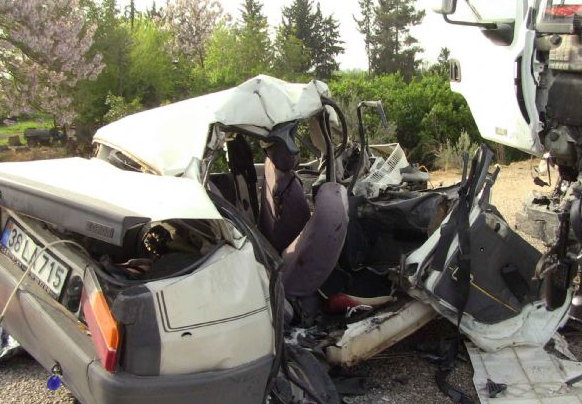 Araba kağıt gibi oldu - Resim: 1