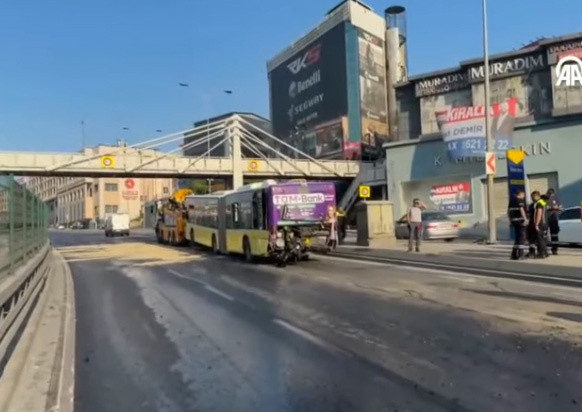 Küçükçekmece'de korkunç kaza! İETT otobüsüne arkadan çarptı 3 kişi öldü - Resim: 0