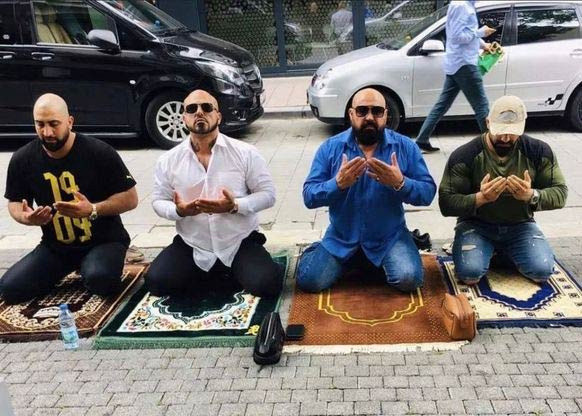 Fatih Altaylı iki olay fotoğraf paylaştı göçmen tezgahı dedi kim bu Afgan Sanger Ahmadi? - Resim: 1