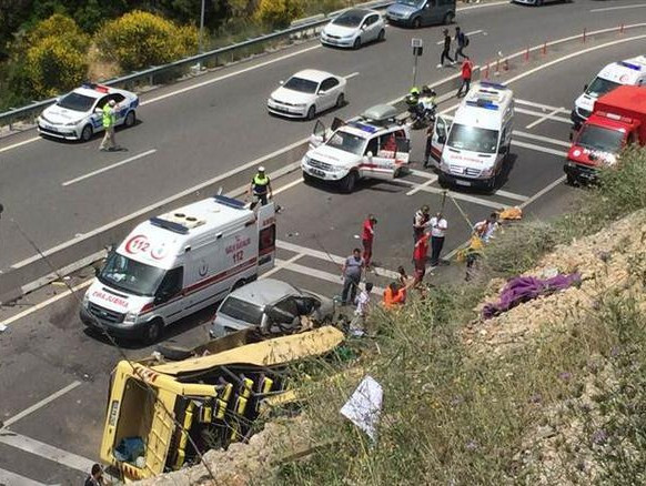 Marmaris'te tur otobüsü devrildi ilk görüntüler dehşet - Resim: 2