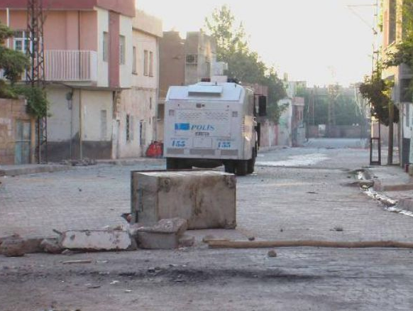 Terörist taziyesinde polisle çatıştılar! - Resim: 3