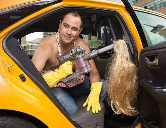 Taksiye çevirip bir anda seksi taksicinin bu görüntüsüyle karşılaşınca... - Resim: 1