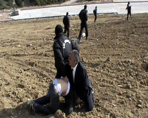 Bakan sanıp Vali'ye yumurta attılar! - Resim: 3