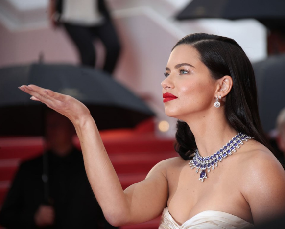 Adriana Lima Türk kadınlarını yere göğe sığdıramadı! - Resim: 2