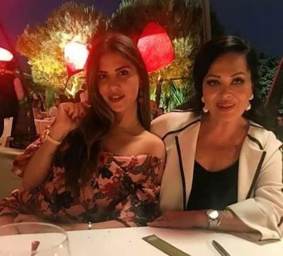 Türkan Şoray'ın kızı Yağmur Ünal'dan gecelikli poz! Instagram'da paylaştı - Resim: 1