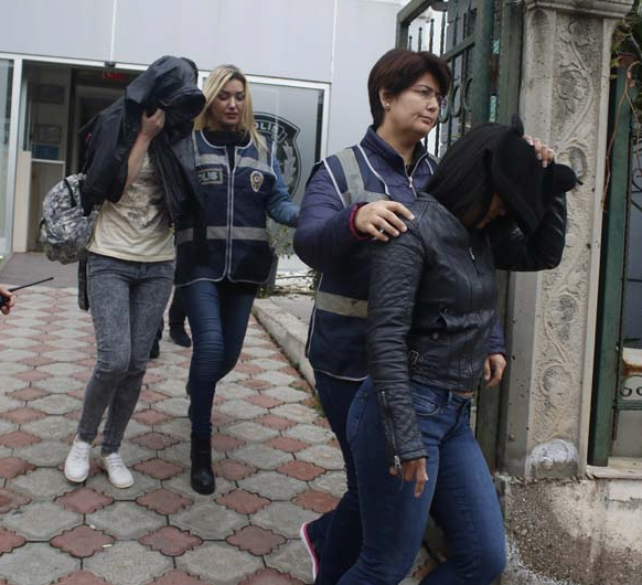 Sevgilisinin cep telefonu üzerinden şifreli fuhuş! Deşifre oldular - Resim: 1