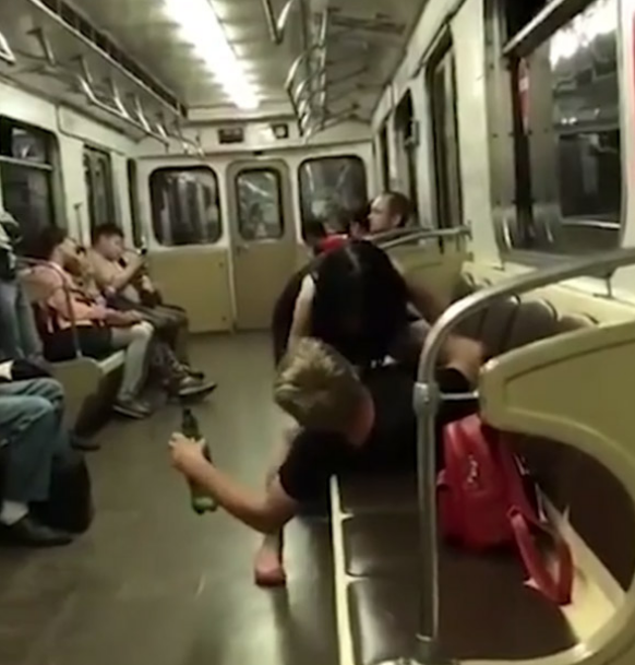 Metroda rezalet! Elinde alkol erkek arkadaşının üzerine atladı sonrası fena - Resim: 2