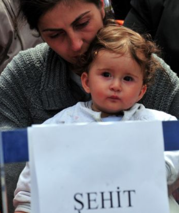 Şehit polis son yolculuğuna uğurlandı - Resim: 2