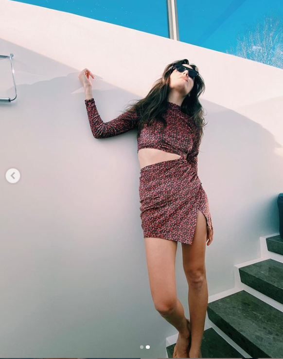 Hande Erçel mini siyah elbisesiyle sosyal medyada gündem oldu - Resim: 2