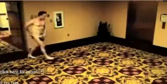  Çırılçıplak vaziyette kapıda kaldı! - Resim: 3