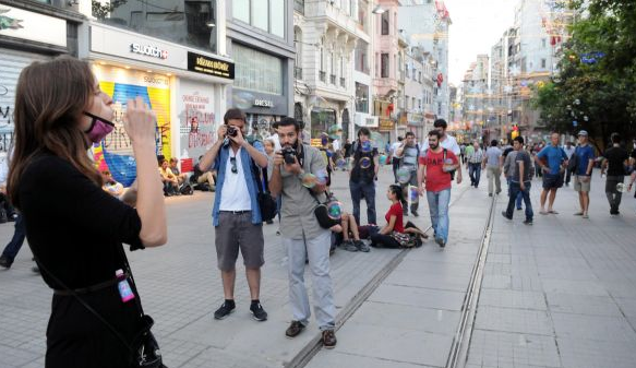 Polislere sabun köpüğü üfleyen eylemci! - Resim: 4