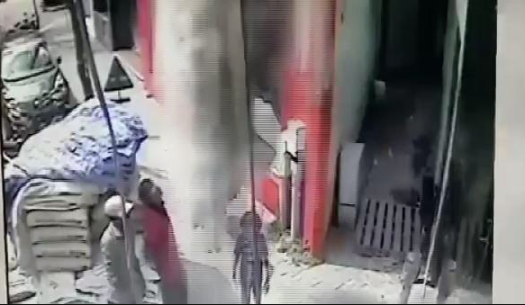 İnanılmaz olay! Kaldırımda yürürken kafasına çimento torbası düştü - Resim: 2