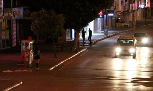 Sokağa çıkma yasağın saatler kala fuhuş pazarlığı görüntülere böyle yansıdı - Resim: 0