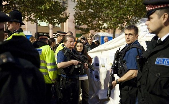 İngiliz polisi PKK çadırını bastı! - Resim: 1