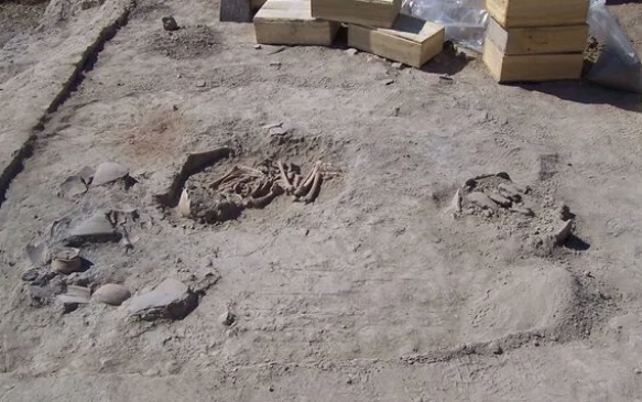Malatya'da Geç Kalkolitik döneme ait bir konutta 5700 yıllık çocuk iskeleti bulundu - Resim: 1