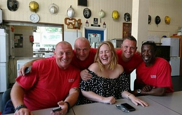 Adele'den Londralı itfaiyecilere ziyaret - Resim: 1