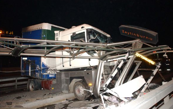 Metrobüs yolunda facia gibi kaza! - Resim: 3