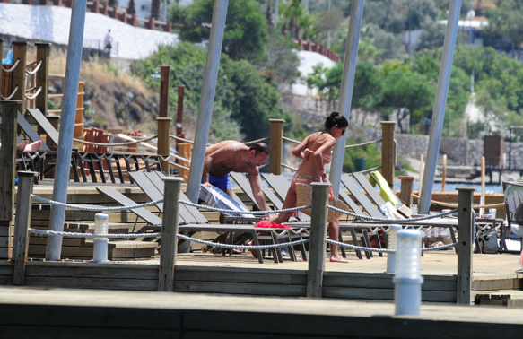 Ali Sunal'a güneş yağı terapisi! Aşkını elleriyle yağladı - Resim: 1