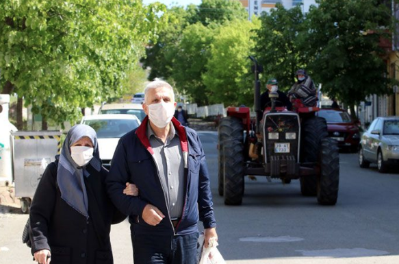 65 yaş üstü vatandaşların sokağa çıkış saatleri değiştirilsin önerisi - Resim: 3