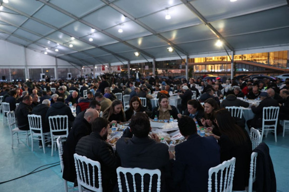 Bakan Kurum, Fikirtepelilerle iftarda buluştu: 2 yıl içinde herkes evine kavuşacak - Resim: 0