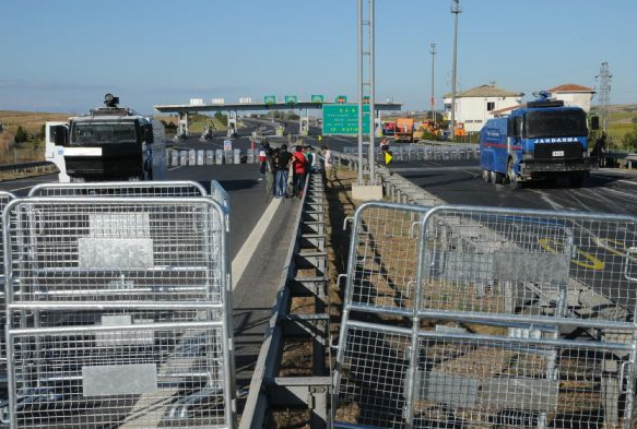 Silivri'ye çıkan otobanlar kapatıldı - Resim: 1