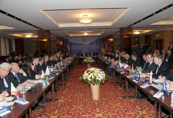Ahmet Davutoğlu Erivan'da protesto edildi - Resim: 4