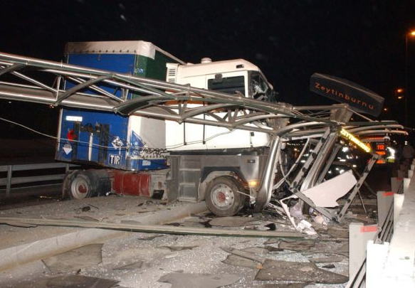 Metrobüs yolunda facia gibi kaza! - Resim: 1