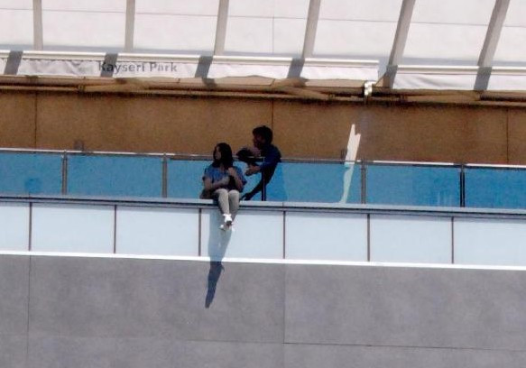 Terasa bakan telefona sarıldı herkes şoke oldu! - Resim: 4