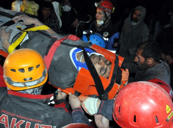 Deprem bölgesinden çarpıcı kareler - Resim: 2