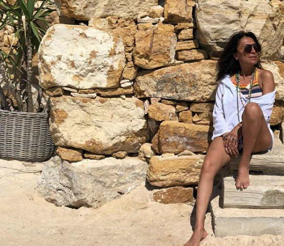 50'ye merdiven dayayan oyuncu Asuman Dabak'ın olay bikinili pozları - Resim: 4