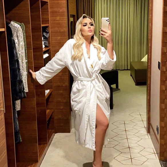 Selin Ciğerci derin yırtmaçlı elbisesiyle olay yarattı bir de dans etti - Resim: 1