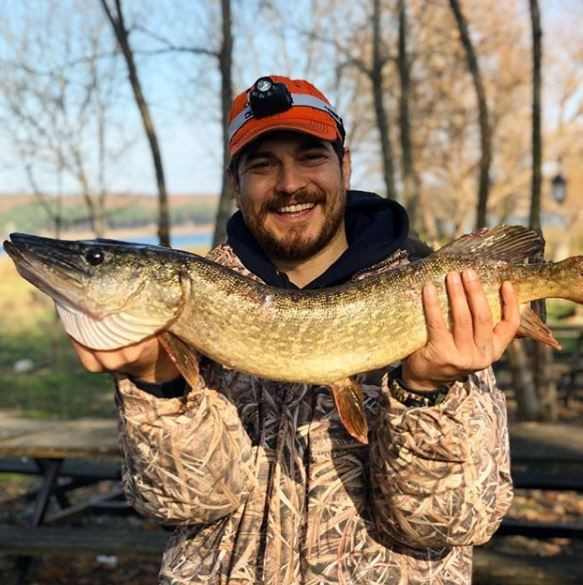 Çağatay Ulusoy sevgilisi Duygu Sarışın'ı öpücüklere boğdu! Yeni imajıyla şok etti - Resim: 1