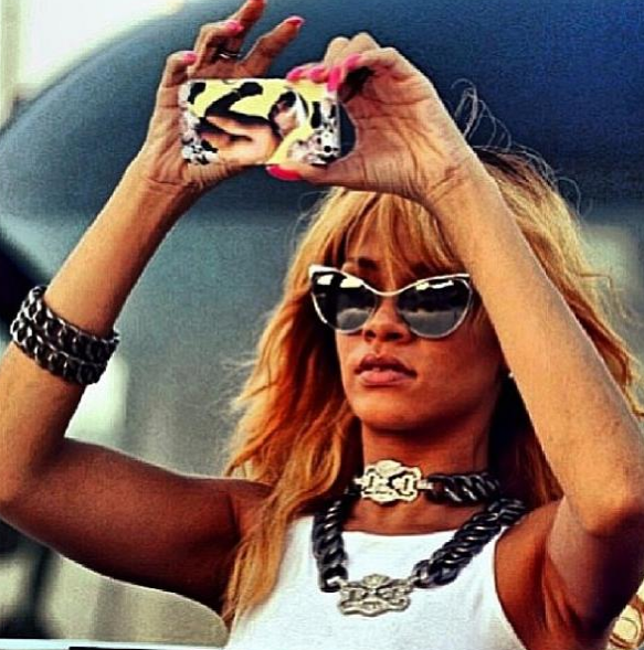 Rihanna kaşlarını pembeye boyadı - Resim: 1