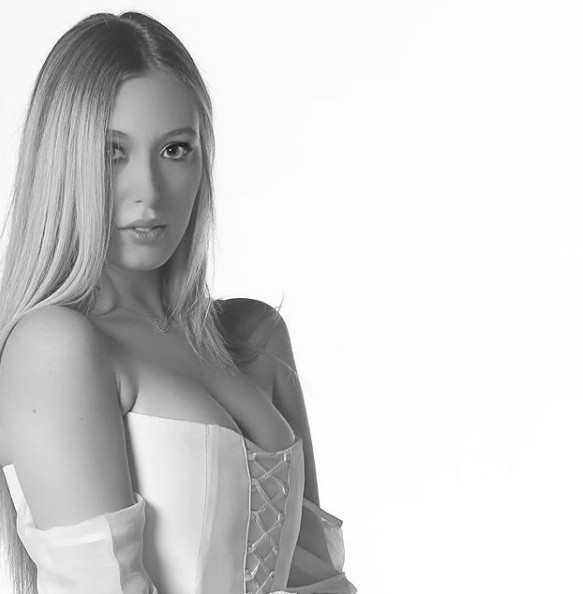 Babası hasta yatağında Yasmin Erbil seksi poz derdinde - Resim: 3