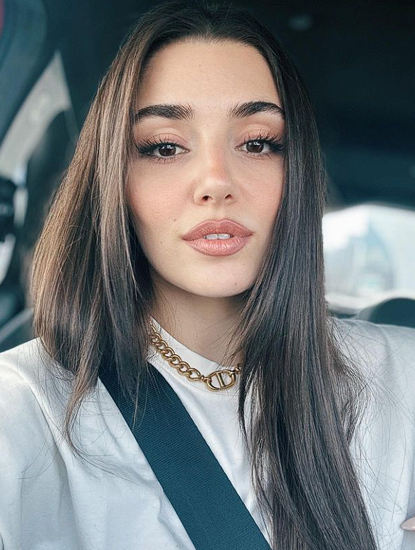 Hande Erçel mini şortlu ve dekolteli tarzıyla Paris'e damga vurdu! Arzu Sabancı'dan veto yedi deniyor - Resim: 2