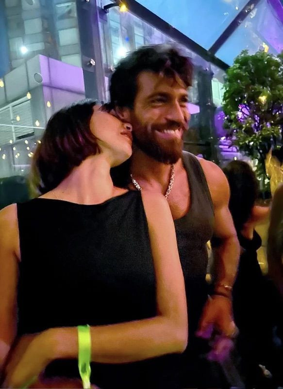Can Yaman ve sevgilisi Sara Bluma'dan yeni kare! Aşkları dolu dizgin - Resim: 1