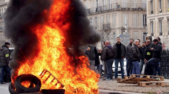 Fransa'da protestolar bitmiyor! Şimdide Mavi Tulumlular çıktı - Resim: 1