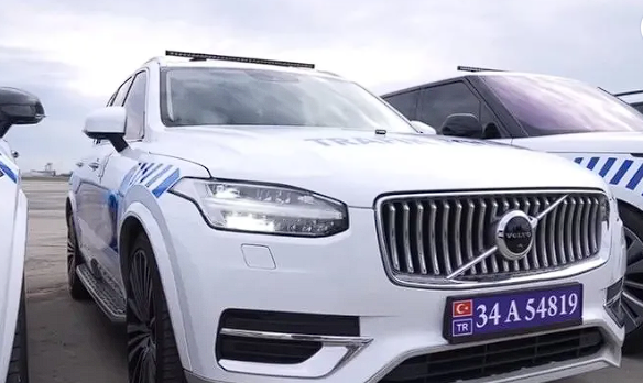 Çökertilen çetelerin lüks araçları polis arabası oldu! Bakan Yerlikaya paylaştı - Resim: 3