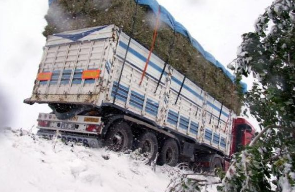 Kar yağışı yolları kapattı! - Resim: 3