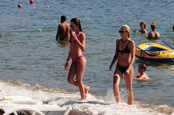 Bikinisinden çıkardı ayaklarına sıktı!  - Resim: 4