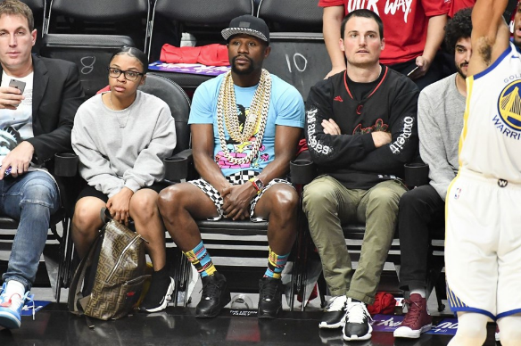 Floyd Mayweather 11 kiloluk altın zincirleriyle maça gitti - Resim: 1