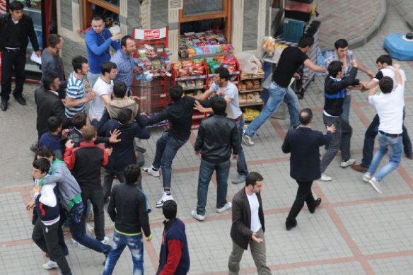 Liseli gençler birbirine girdi - Resim: 2