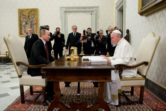 Putin getirdi Papa da eğilip öptü - Resim: 4