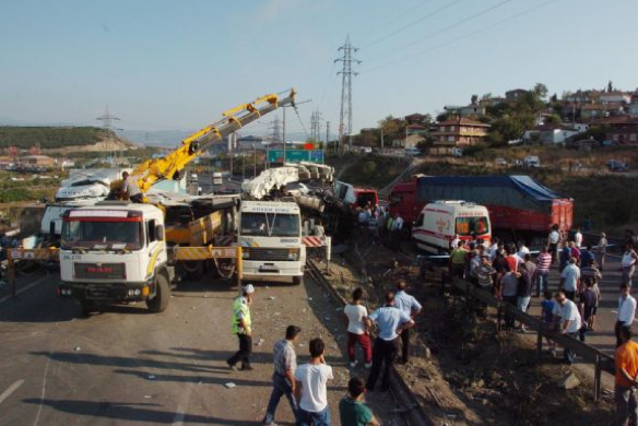 Bu kaza TEM'i saatlerce kitledi! - Resim: 4