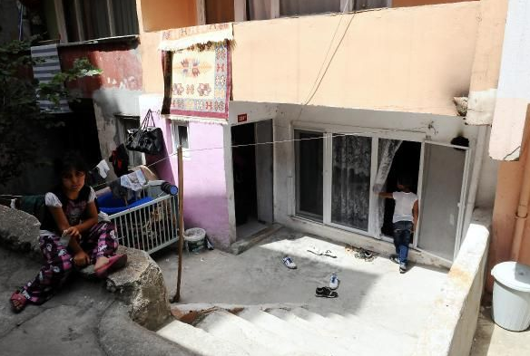 Bayrak satıcısı böyle bir evde oturuyor - Resim: 4