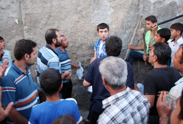 Uyuşturucu tacirlerini sopalarla bekliyorlar - Resim: 2