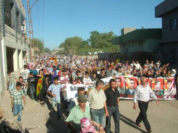 Terörist taziyesinde polisle çatıştılar! - Resim: 1